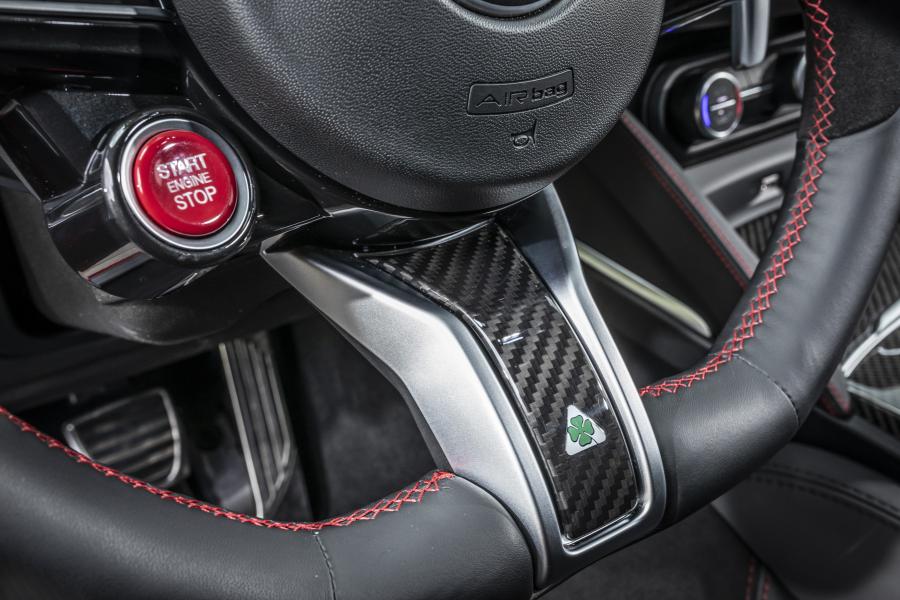 Детали интерьера Alfa Romeo Stelvio Quadrifoglio (949) 2020 года  (WW) (фото 39 из 55)